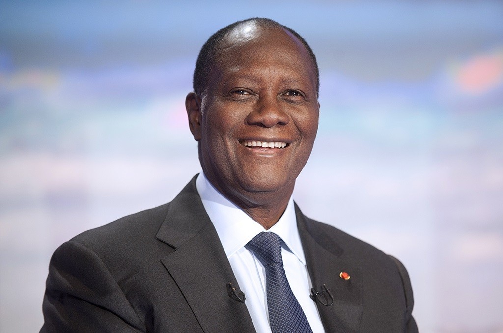 Der Präsident der Elfenbeinküste, Alassane Ouattara, posiert am 13. September 2011 in Paris im Fernsehen des französischen Senders TF1 vor einem Interviewteil der abendlichen Nachrichtensendung. AFP PHOTO POOL FRED DUFOUR