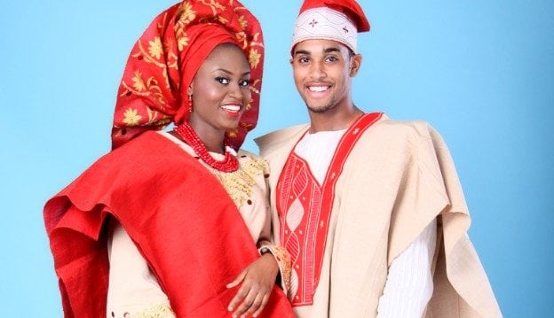 Um casal nigeriano vestindo aso-oke